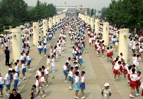 Children appeal for Beijing to host 2008 Olympic games
